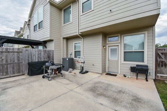 Building Photo - 8726 Laurel Crest Dr