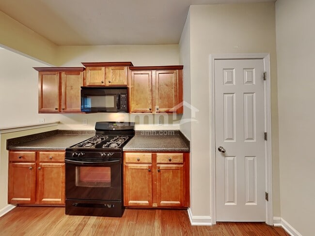 Building Photo - 913 Tamarisk Pl