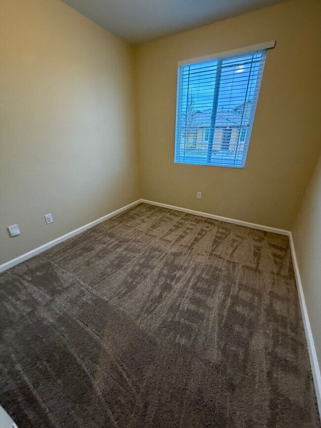 Building Photo - Elegant Low-Maintenance Living Near Golden Eagle & Kiley Lake!