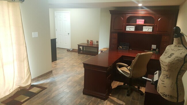 Building Photo - Robinson - LARGE 3 Bedroom End Unit House - Minutes from 376 W Robinson
