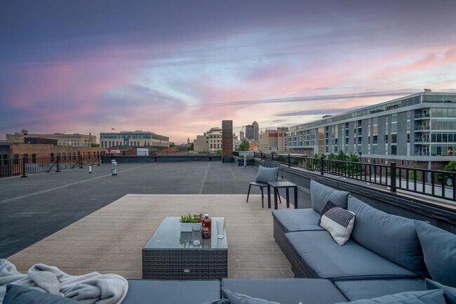 Building Photo - 301 E Walnut St