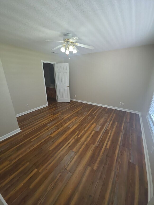Building Photo - Spacious 4-Bedroom Pet-Friendly Home with Garage and Hardwood Floors
