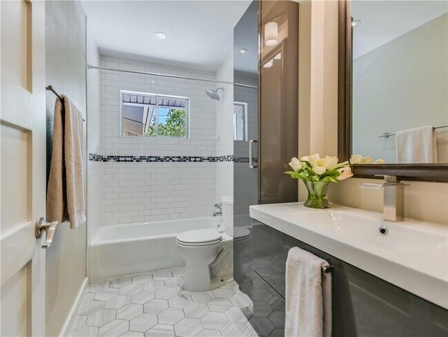 Building Photo - 5213 Gladstone Dr