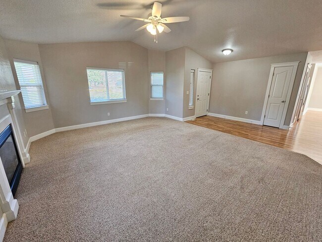 Building Photo - 917 N Cascade Dr