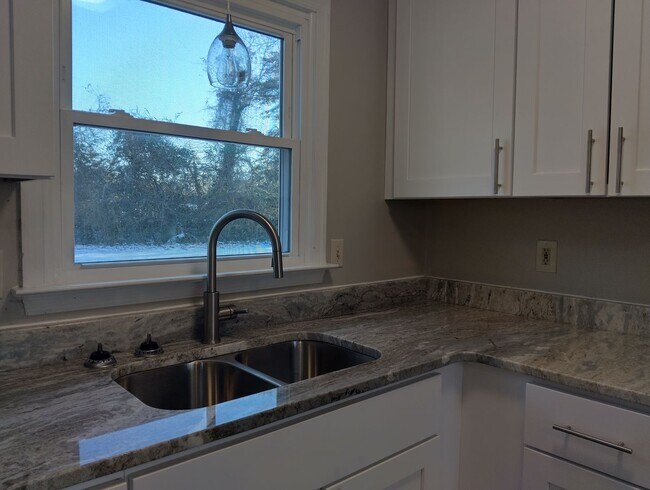 Building Photo - 7420 Bellehaven Dr