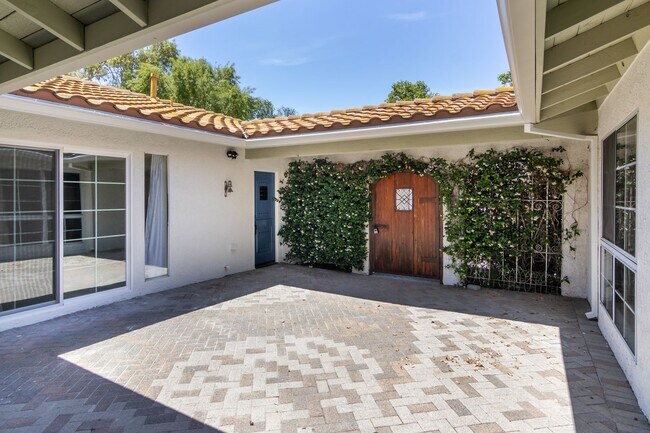 Building Photo - Beautiful First Neighborhood home!