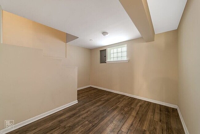 Building Photo - Located in Chicago’s desirable Mount Greenwood neighborhood