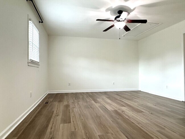 Building Photo - LIVE IN THE HEART OF FOREST ACRES
