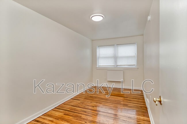 Building Photo - 1866 Pratt St