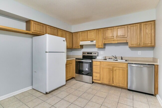 Building Photo - BRIGHT AND BEAUTIFUL DUPLEX CLOSE TO UWF!