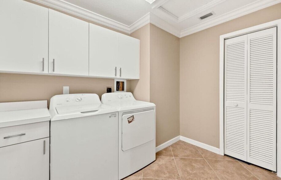 Building Photo - 2202 Hidden Lake Dr