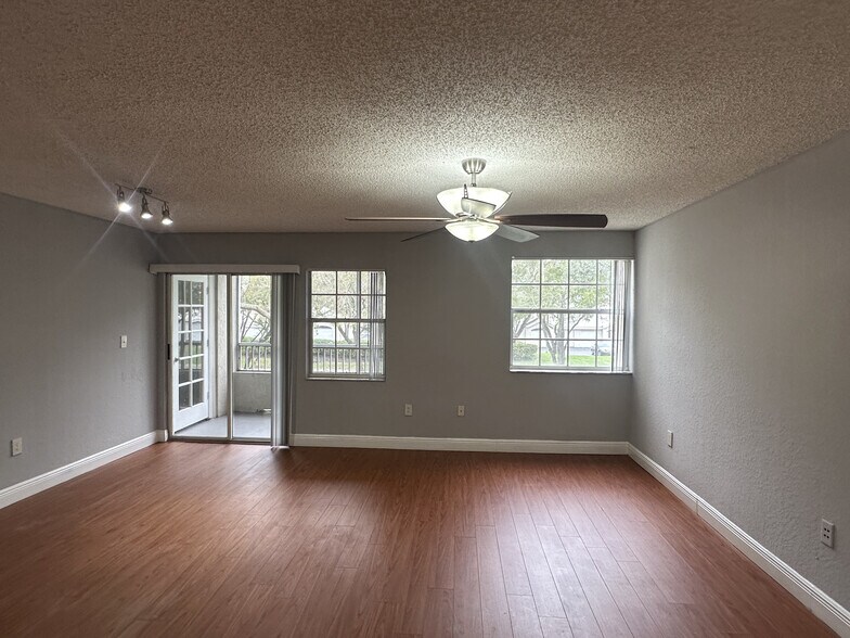 Building Photo - 2810 N Oakland Forest Dr