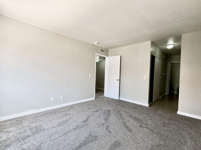 Building Photo - 3-Bed, 2-Bath Gem Condo for Rent in Vibran...