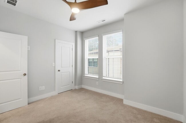 Building Photo - Modern Townhome in the Heart of Plaza Midw...