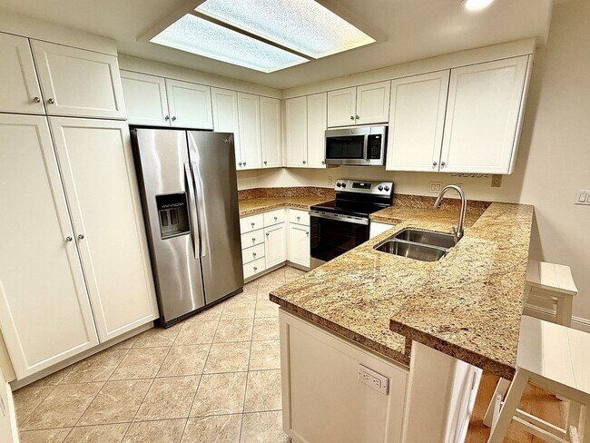 Building Photo - 2/1 Condo-Pet Friendly-Quiet Location-Prime Location