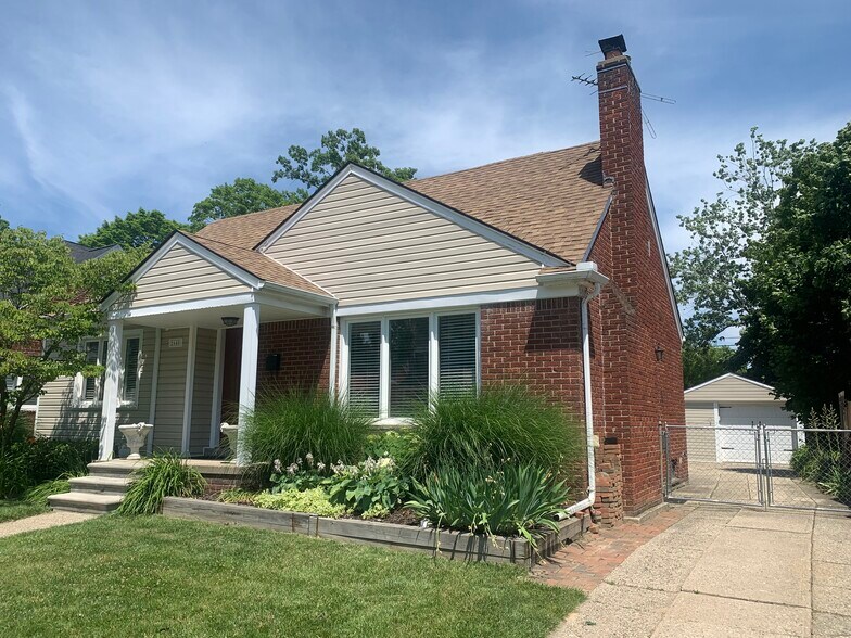 Primary Photo - 2645 Buckingham Ave