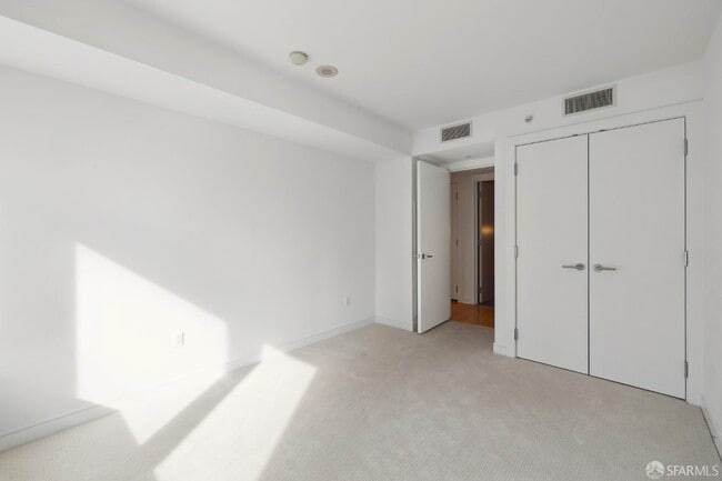 Building Photo - 301 Mission St