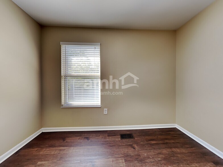 Building Photo - 823 Wingate Dr