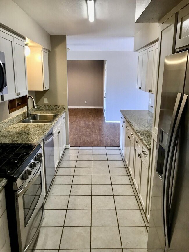 Building Photo - 7811 Cielo Vista Dr