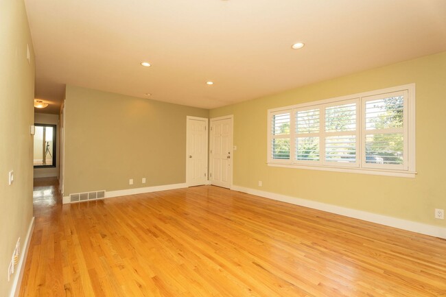 Building Photo - $500 off December for IMMEDIATE MOVE IN - ...