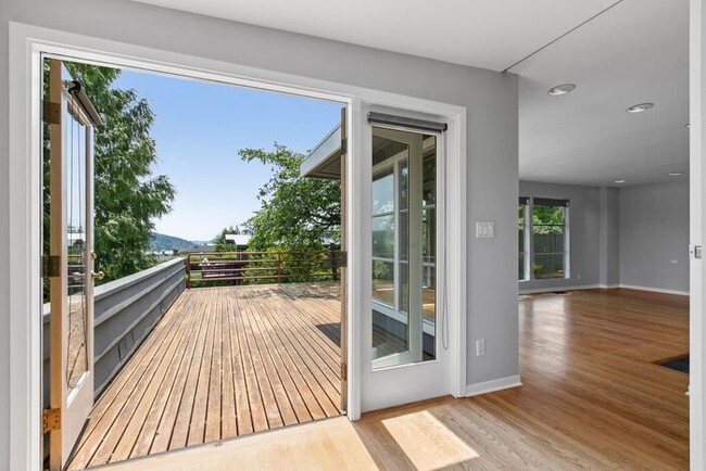 Building Photo - Classic Mid-Century Modern Air Conditioned...