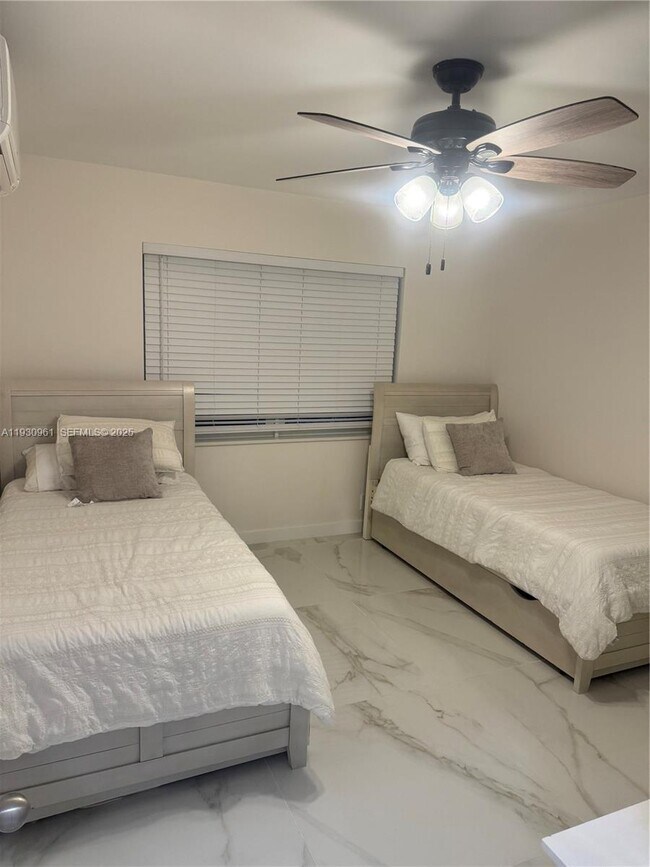 Building Photo - 3922 NE 166th St