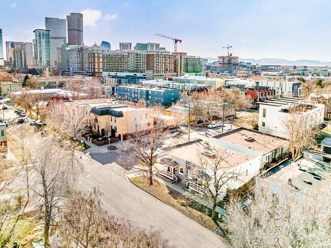 Building Photo - 2411 Tremont Pl