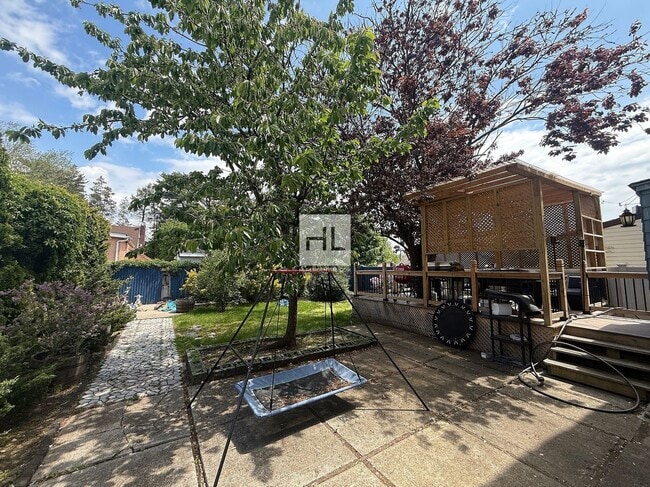 Building Photo - 341 Little Clove Rd