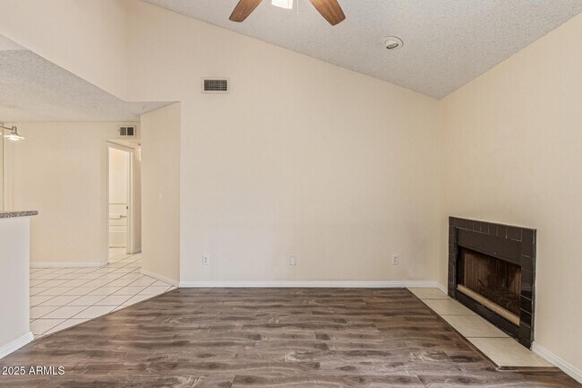 Building Photo - 533 W Guadalupe Rd