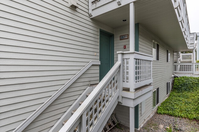 Building Photo - 485 SW Bayshore Dr
