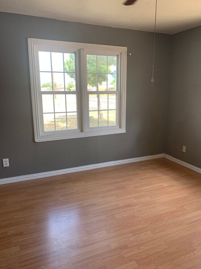 Building Photo - 142 S Indio Ave