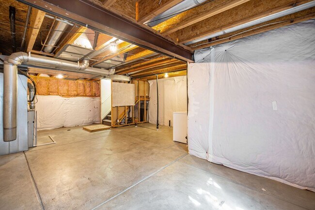 Building Photo - 2 bedroom, 3 bath townhome is now available. *5 MONTH LEASE WITH OPTION TO RENEW FOR 12*