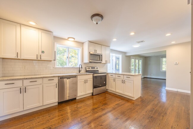 Building Photo - Charming 4 Bedroom Colonial with Updated K...