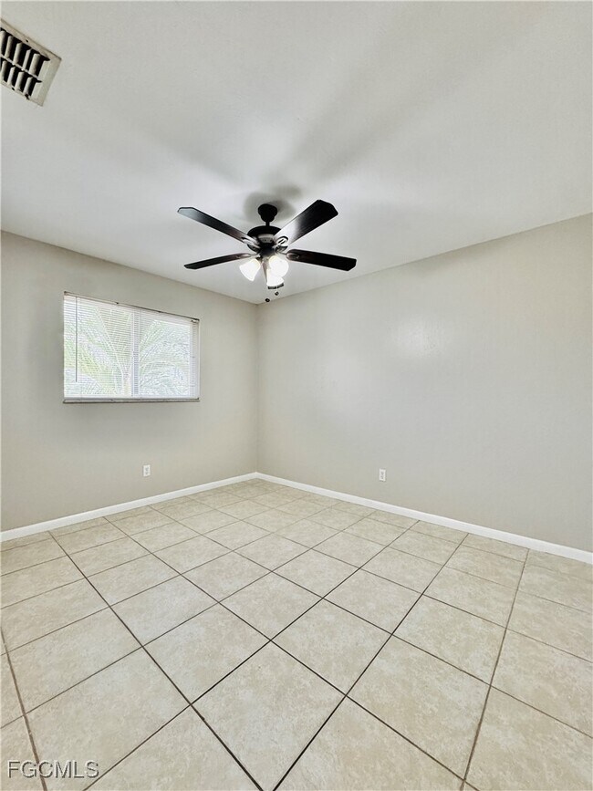 Building Photo - 706 SE 13th Ct