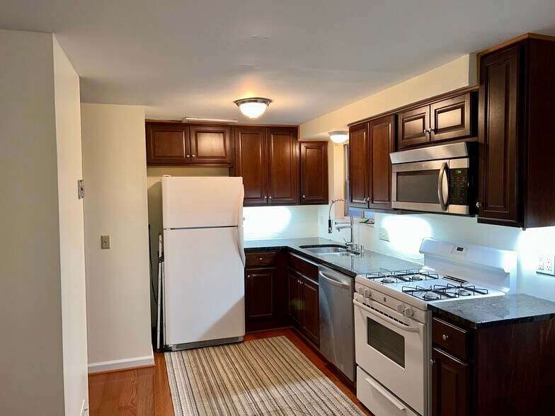 Building Photo - 4304 Royalview Dr