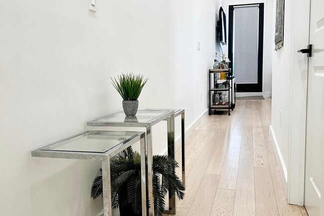 Building Photo - 360 Meridian St