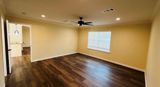 Building Photo - 340 Oak Ridge Dr