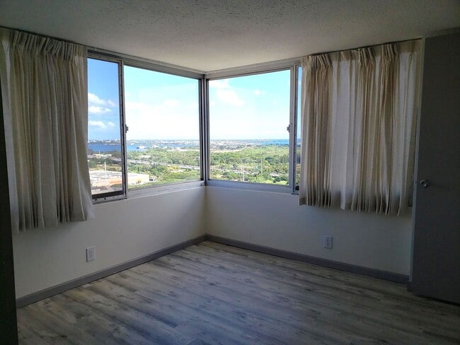 Building Photo - Century Park Plaza Condo - 1 bedroom, 1 bath, 1 parking - Avail 09/01/2026