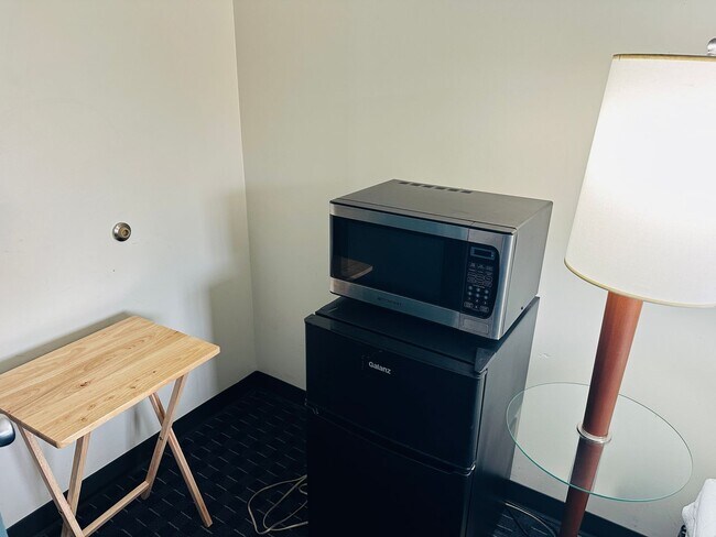Building Photo - Furnished Studio Near Hospitals with WiFi, Cable TV and laundry