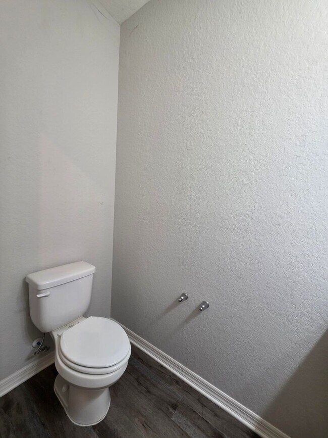 Building Photo - 4-Bedroom, 2.5-Bathroom in Lakeland