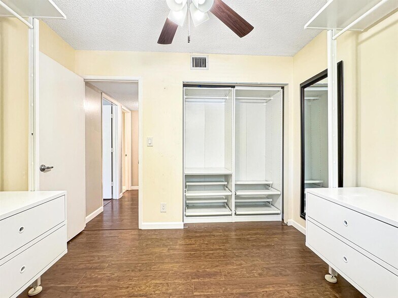 Building Photo - 3083 N Oakland Forest Dr