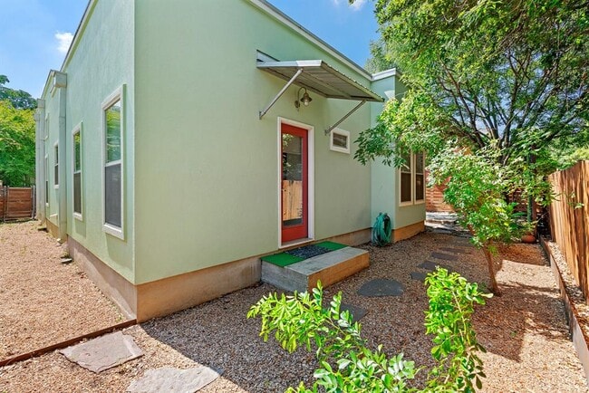 Building Photo - 3802 Byron Dr