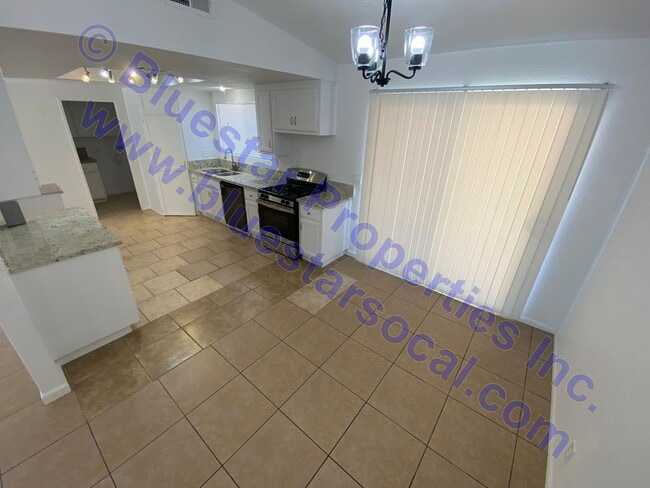 Building Photo - Just Listed in Apple Valley!!!