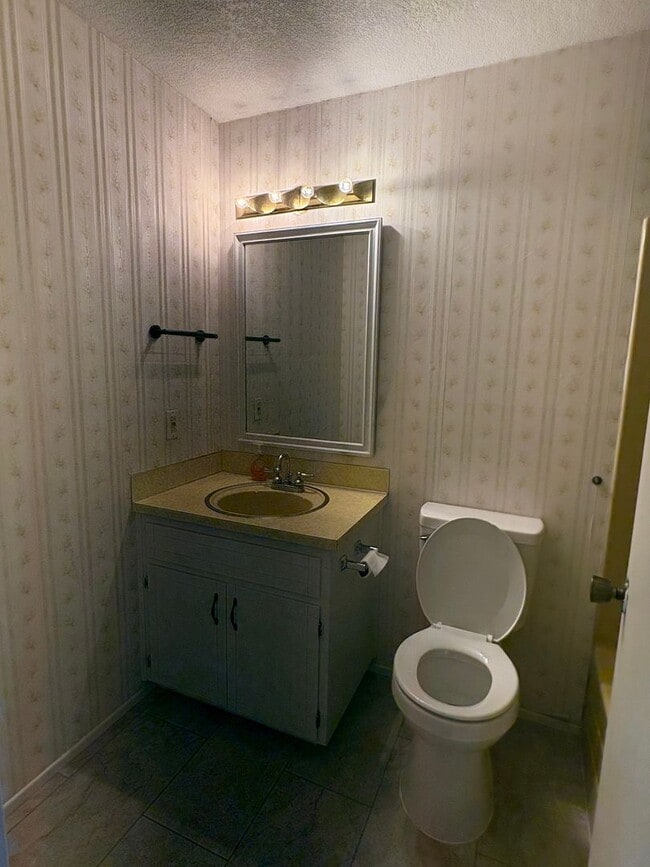 Building Photo - Wonderful home with bonus spaces