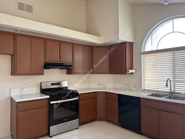Building Photo - *** Please call us @ 661-266-1400 for info...