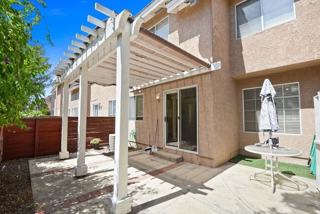 Building Photo - Modern 2BD 2.5BA Townhome with Vaulted Ceilings, Private Pergola Patio, and One-Car attached Garage
