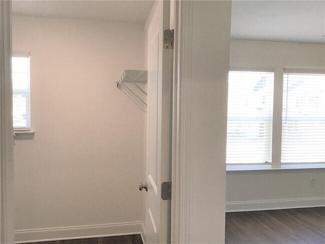 Building Photo - 174 Lindridge Dr NE