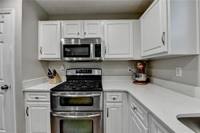 Building Photo - House 3 Beds 3 Baths