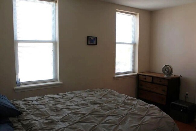 Building Photo - Gorgeous 2-Bedroom Townhome in the Heart o...