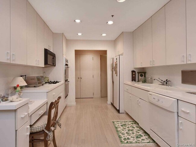 Building Photo - 123 Middle Neck Rd